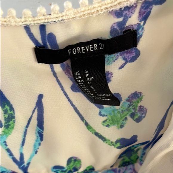 Forever 21 Blue and Cream Floral kimono - Picture 2 of 5